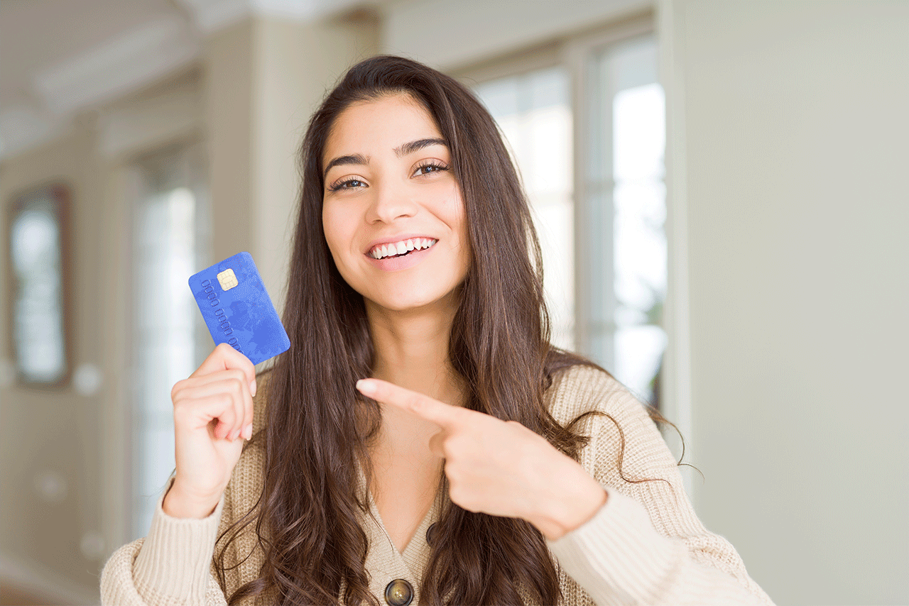 Chilena feliz con sus beneficios de su tarjeta de crédito chilena.